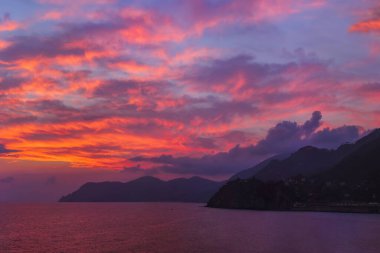 Cinque Terre - İtalya - mimari planda günbatımı