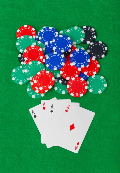 Casino Chips Speelkaarten Groene Tafel Gokachtergrond — Stockfoto