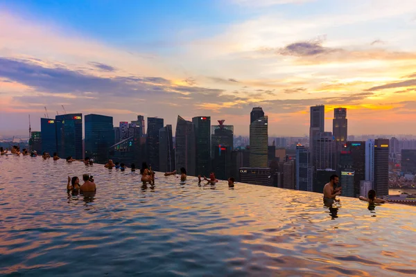 Σιγκαπούρη Απριλίου Πισίνα Στην Οροφή Και Πόλη Ορίζοντας Σιγκαπούρης Στις — Φωτογραφία Αρχείου