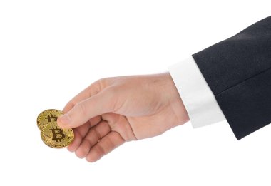 Eldeki bitcoinler beyaz arkaplanda izole edilmiş