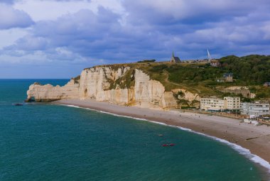 Etretat kayalıklarla kemer - Normandiya Fransa - seyahat ve doğa arka plan ile