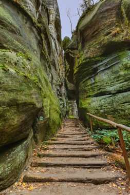 Çek - Adrszpach-Teplice doğa parkında kayalar seyahat ve doğa arka plan
