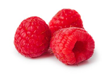 Ahududu beyaz arkaplanda izole edildi