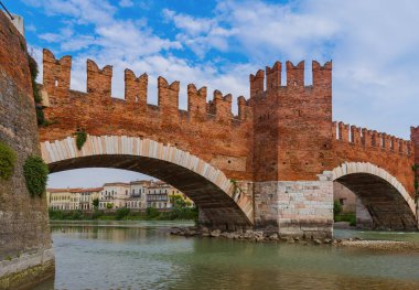 Verona - İtalya - mimari planda Ponte Pietra Köprüsü