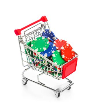 Beyaz arka planda izole edilmiş alışveriş arabasındaki kumarhane fişleri