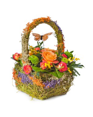 Beyaz arka plan üzerinde izole sepet içinde çiçek buketi