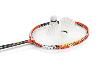 Badminton raketleri ve kuş tüyleri beyaz arka planda izole edilmiş.