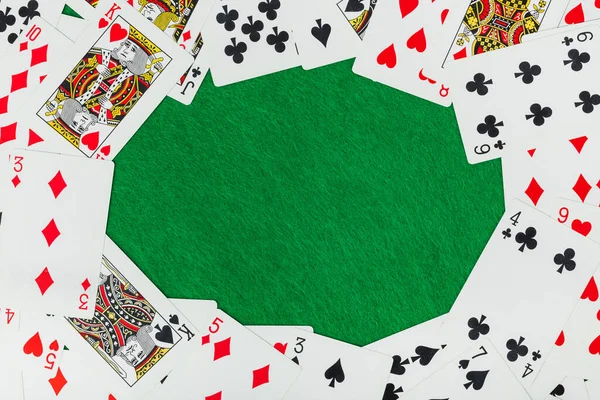 以绿色桌子为背景的赌场扑克牌框架 赌博背景 — 图库照片