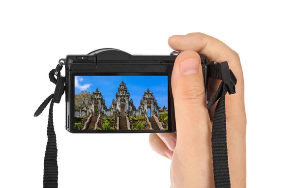 Mano Con Cámara Templo Lempuyang Bali Indonesia Foto Aislado Sobre — Foto de Stock