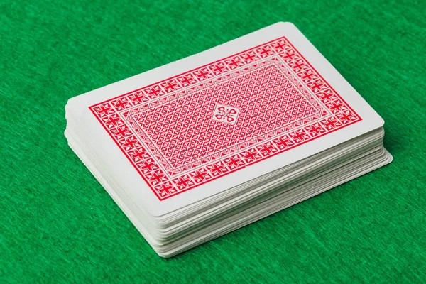 在绿桌上打牌的赌场 赌博背景 — 图库照片