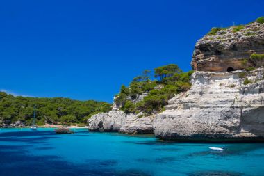 Cala Macarelleta plaj kayalıkları Menorca adasında, İspanya.