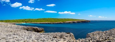 Cala des Talaier plaj deniz koy güneşli gün, Menorca Adası, Sp