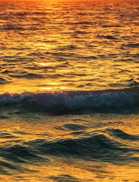 Meerwasseroberfläche mit untergehender Sonne Lichtreflexion vertikal bac — Stockfoto