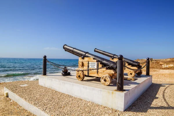 Oude cannon ball geweren monument door het kasteel van Paphos op zee sh — Stockfoto