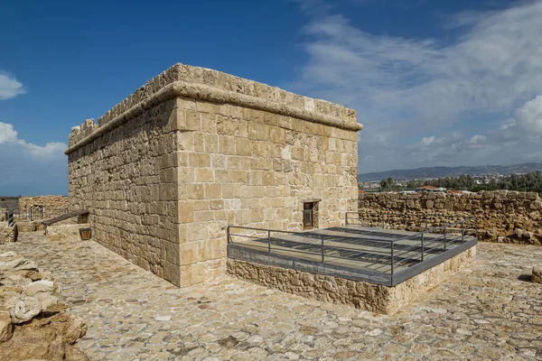 Top van Paphos kasteel in de stadshaven, Cyprus. — Stockfoto