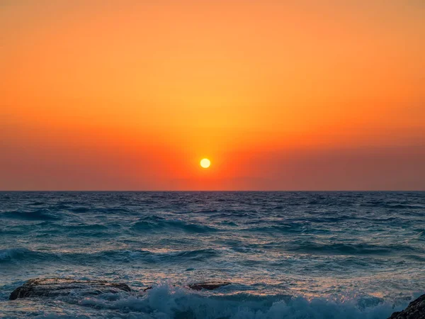 Schöner mediterraner Meer Orange Sonnenuntergang. — Stockfoto