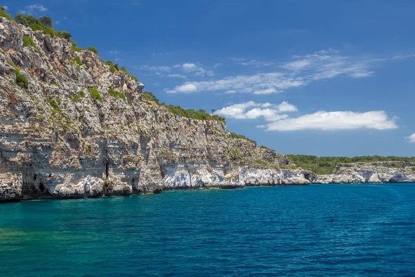 Menorca ön södra kust och klippor, Spanien. — Stockfoto