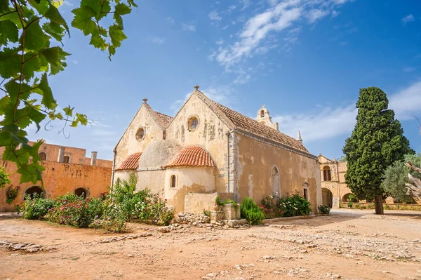 De achtertuin van het Arkadi klooster op Kreta. Griekenland. — Stockfoto