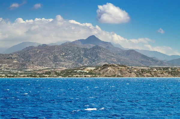 Crete eiland te zien met de bergen vanaf de Lybische zee bij Ierapetra — Stockfoto