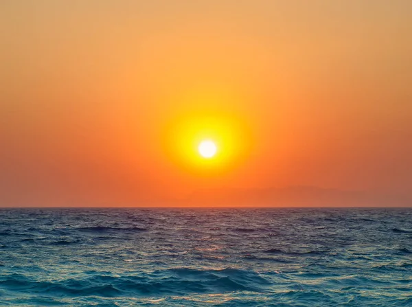 Mittelmeer schöne orange Sonnenuntergang Reise Hintergrund. — Stockfoto