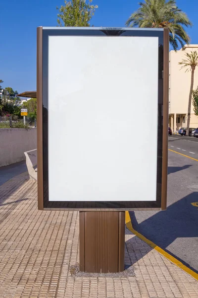 Exhibición vertical de la publicidad de calle en blanco . —  Fotos de Stock