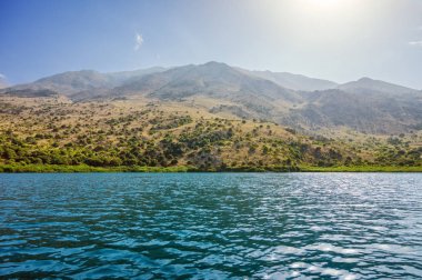 Arka planda, Girit, Gre dağ manzarası ile kurna göl