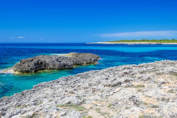 Pohled pobřeží ostrova Menorca na Středozemním moři. — Stock fotografie