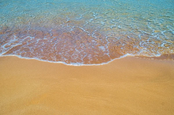 Praia de areia amarela close up fundo de verão . — Fotografia de Stock