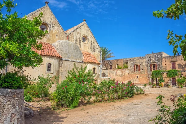 De achtertuin van het Arkadi klooster op Kreta. Griekenland. — Stockfoto