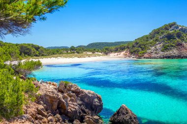 Yaz güneşli gün Platja des Bot Beach'te Menorca adasında