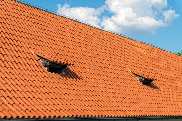 Traditionelles Ziegeldach an sonnigen Tagen. — Stockfoto