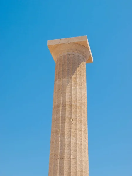Antique column of Lindos against blue sky background. — Stock Photo, Image