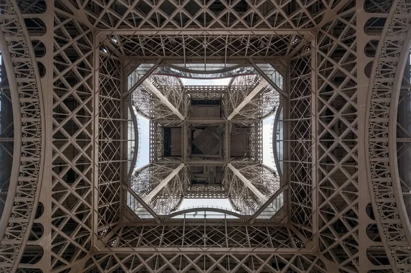 Eiffel tower botten Visa industriell bakgrund — Stockfoto