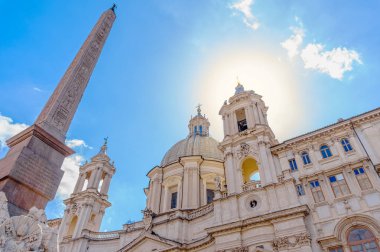 Agone Kilisesi 'ndeki Sant' Agnese ve Fontana dei Fiumi 'deki dikilitaş.
