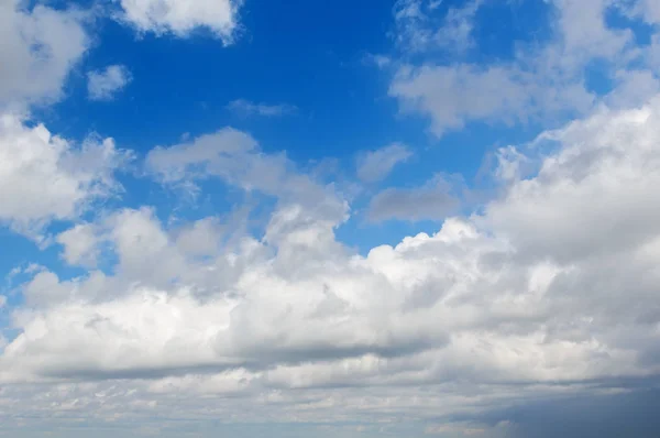 Blue sky with white cumulus clouds background. — Stock Photo, Image