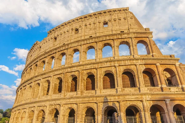 Colosseum eller Coliseum amfiteater vid solnedgången — Stockfoto