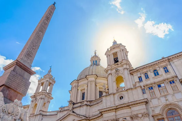 Sant 'Agnese en la iglesia Agone y obelisco de Fontana dei Fiumi — Foto de Stock