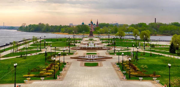 Vista do parque de diversões no rio Volga — Fotografia de Stock