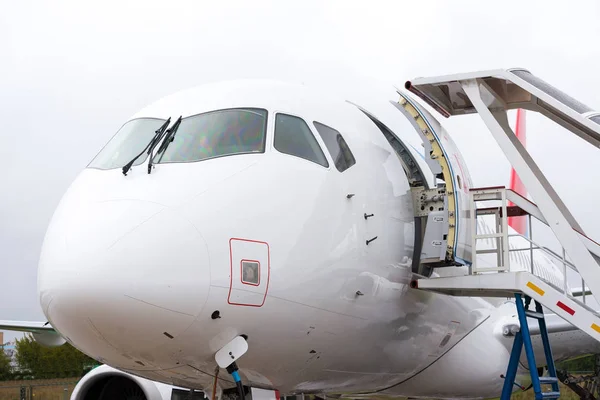 Avión de pasajeros grande con escalera —  Fotos de Stock