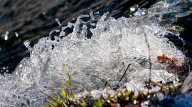 Bir su yüzeyinde sıçraması