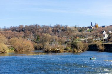 Uzaktan fisher nehirde balık yakalar