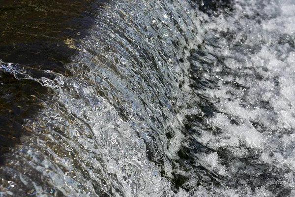 Água que sai da barragem — Fotografia de Stock