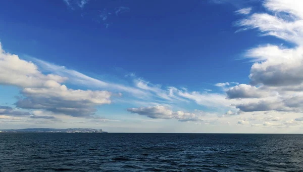 Paisaje de verano con mar negro — Foto de Stock