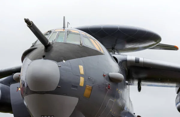 Avion à turboréacteurs et antenne radar — Photo