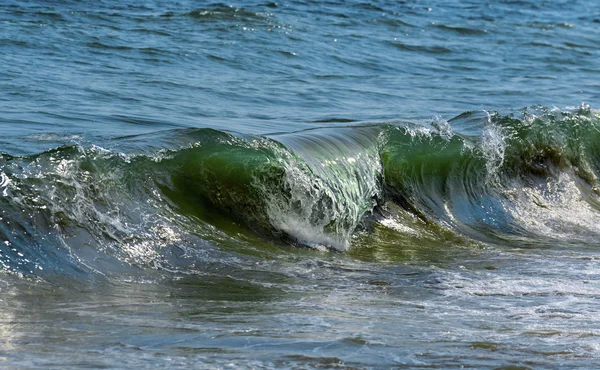 Бушує Чорного моря. Велика хвиля крупним планом — стокове фото