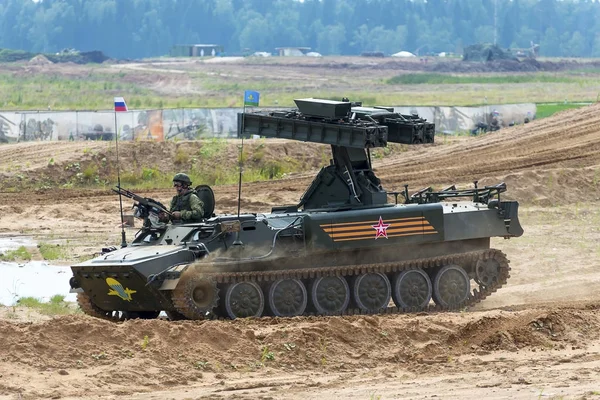 Demonstratie van wapen en militaire uitrusting — Stockfoto