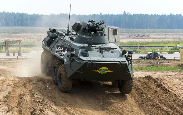 Demonstratie van wapen en militaire uitrusting — Stockfoto