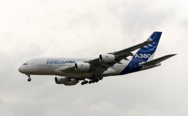 Maks-2013 airshow sırasında Zhukovsky bir demo uçuşu için kalkış airbus Industrie A380 modern Sivil Hava Taşımacılığı.