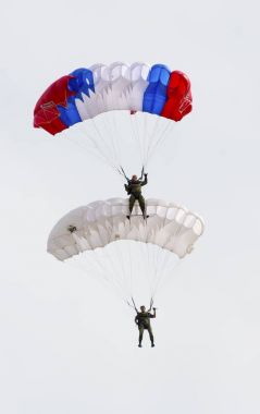 Bir bayrak Bayramı, Rus hava saldırı askerleri sırasında yürüyüş ile Rus paraşütçüler seferberlik
