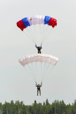 Bir bayrak Bayramı, Rus hava saldırı askerleri sırasında yürüyüş ile Rus paraşütçüler seferberlik